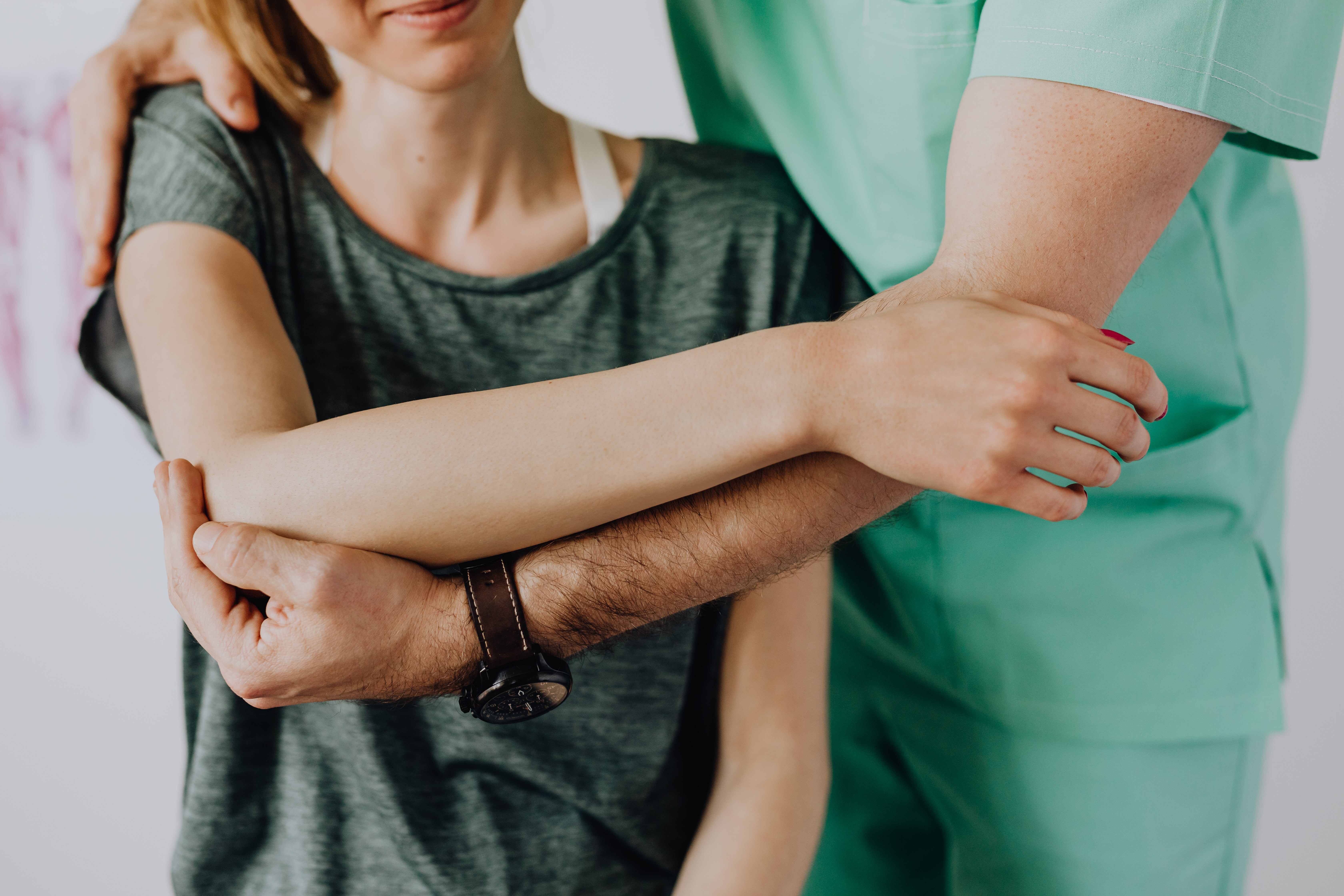 Ein Orthopäde untersucht eine Patientin.