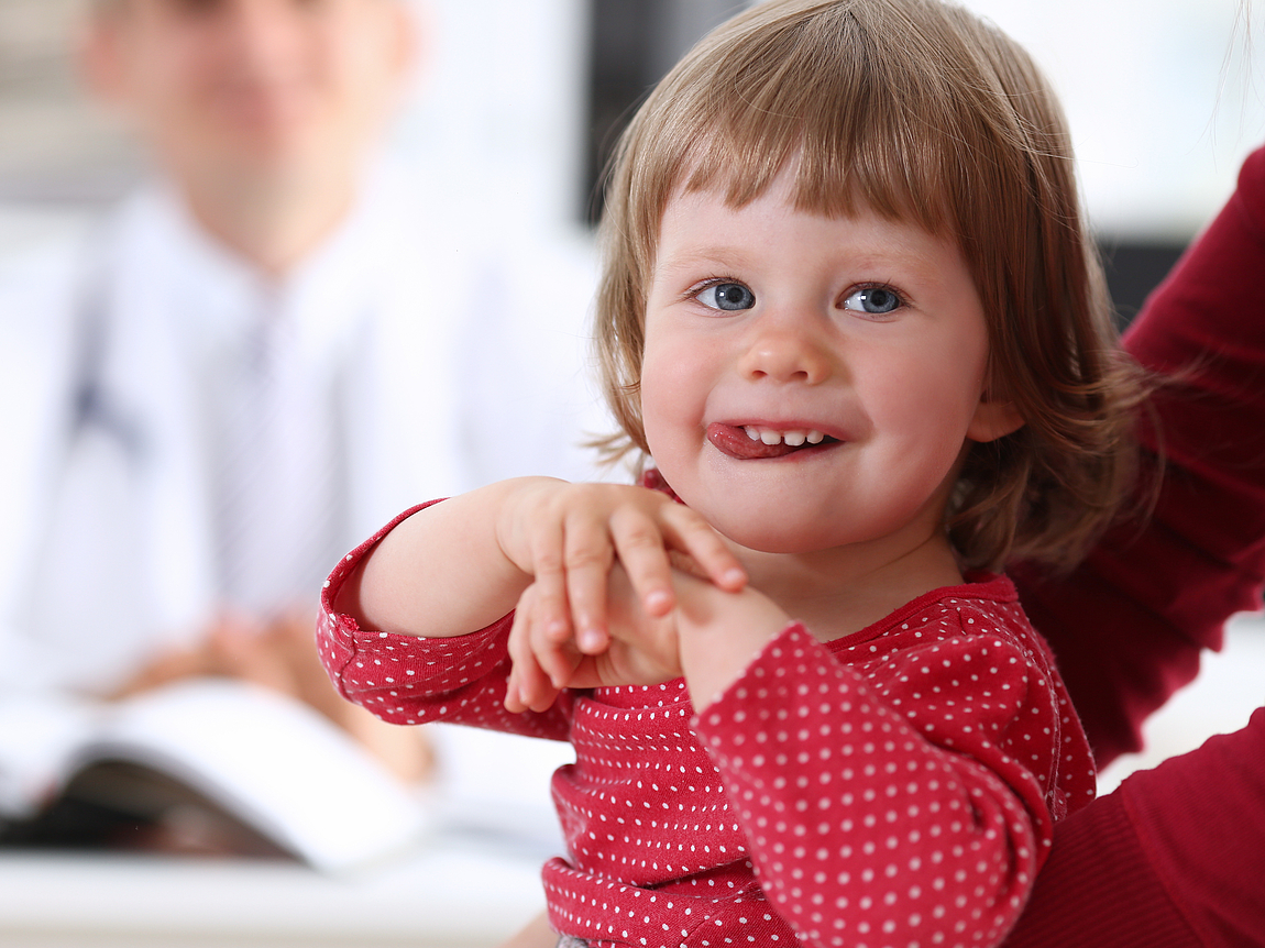 Kinder sind bei uns herzlich Willkommen Kleines Mädchen beim Arztbesuch