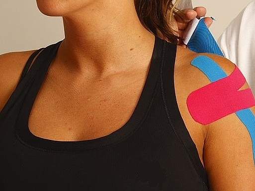 Kinesio-Taping Patientin mit Kinesio-Tapes an der Schulter
