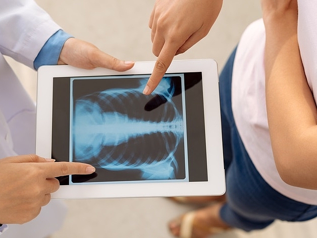 Digitale Röntgenaufnahme Arzt und Patientin betrachten digitale Röntgenaufnahme