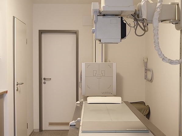 Behandlungszimmer mit digitalem Röntgengerät