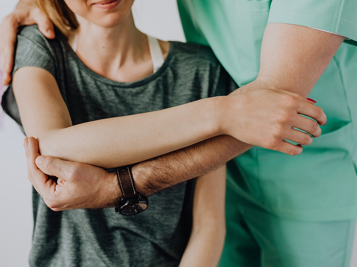Therapie im Orthozentrum Miesbach Ein Orthopäde untersucht eine Patientin.