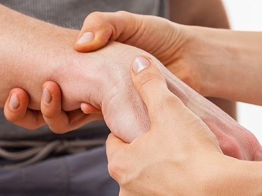 Untersuchung des Handgelenks Das Handgelenk eines Patienten wird untersucht.